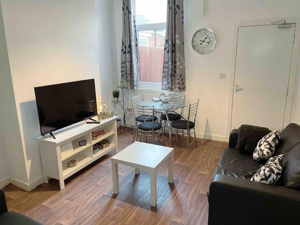 Apartment Homely 3 Bed Town House In City Centre *