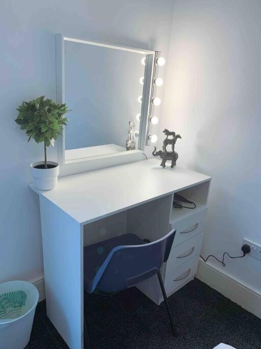 Homely 3 Bed Town House In City Centre Apartment *