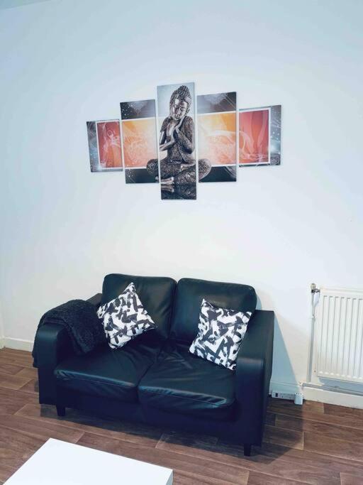 Homely 3 Bed Town House In City Centre Apartment
