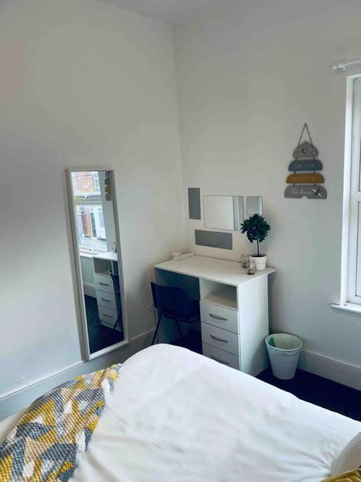 Homely 3 Bed Town House In City Centre Apartment Coventry